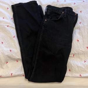 Wrangler ”straight fit jeans” i nyskick, storlek 30x32. Motsvarar EU 36/38. Inga defekter eller lösa trådar. Använd gärna ”köp nu” funktionen 😊