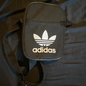 Adidas Mag väska - Aldrig använd magkänsla från adidas  Nyskick