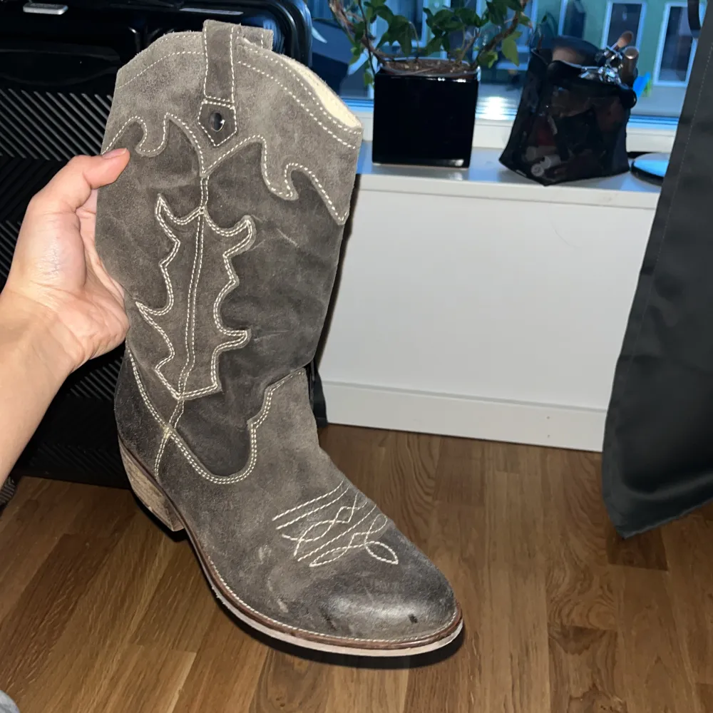 Snygg cowboy boots som är köpt på vinted och aldrig använt, de är fortfarande i jättebra skick!🫶🏼. Skor.