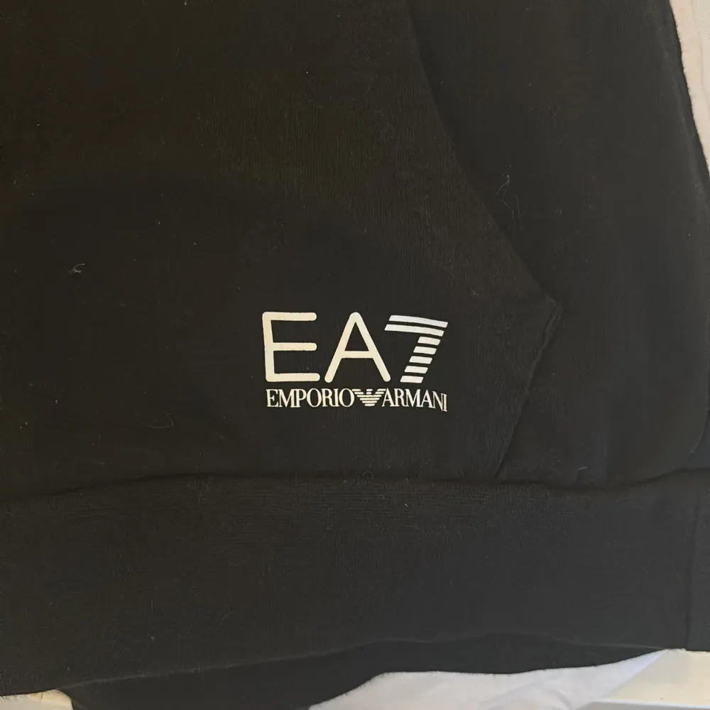 EA7 hoodie i storlek S. Inte använd mycket och är i bra skick. 400 + frakt. Hoodies.
