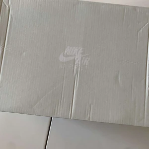 Airforce 1  - Hej säljer mina helt sprillans nya Airforce 1 som jag inte har någon användning av eftersom dem är för små på mig, skorna är storlek 42, man får med ett par nya crees skydd 