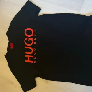 Sparsamt använd t-shirt från Hugo Boss. Storlek S 200kr+frakt