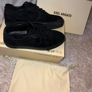 Axel Arigato Skor  - Använda vid ett fåtal tillfällen topp skick fortfarande 9/10  Storlek 43 men passar även 44  Nypris 2660 pris kan diskuteras
