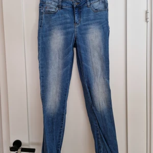 Jeans från Pieces  - Sparsamt använda jeans från Pieces Storlek M/L