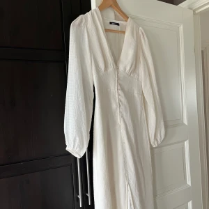 Vit långklänning  - Vit långklänning från Gina Tricot i storlek 34, endast använd fåtal gånger så den är som ny😊 Perfekt till sommaren och studenten