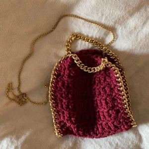 Stella McCartney väska  - Säljer min superfina Stella McCartney liknande väska i strl Mini! Helt ny och använda någon enstaka gång😍😍