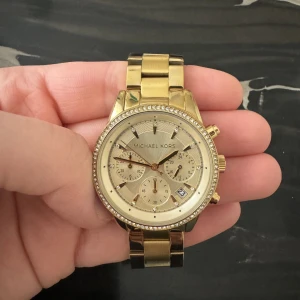 Michael Kors Ritz- klocka - Säljer denna klocka då jag inte använder den. Endast använd fåtal gånger!  Kartong medföljer, samt förlängning till bandet. Inga repor, eller dylikt.   Inköpt på stjärnurmakarna, finns detaljer på bild 2. 