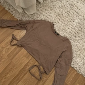 Magtröja med knytning - Helt ny! Och bara använd 1 gång!