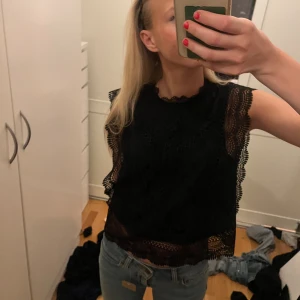 Söt topp med spets  - Säljer denna super söta toppen fårn ONLY som jag köpte förra året och som är använd Max 3 gånger 💞 ordinarie pris är runt 430kr! 