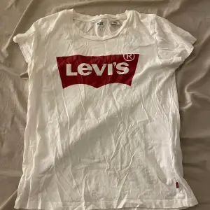 En fin vit Levi’s t-shirt som inte kommer till användning. Storlek S liten nästan obefintlig fläck på vänster sida fram, kontakta för bild om det.