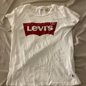 Vit Levi’s t-shirt - En fin vit Levi’s t-shirt som inte kommer till användning. Storlek S liten nästan obefintlig fläck på vänster sida fram, kontakta för bild om det.