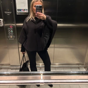 Cape - Säljer denna uuuursnygga cape ifrån hm! Endast använd ett fåtal gånger, väldigt bra skick ❤️