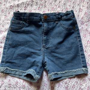 Jeans shorts i storlek 146-152,