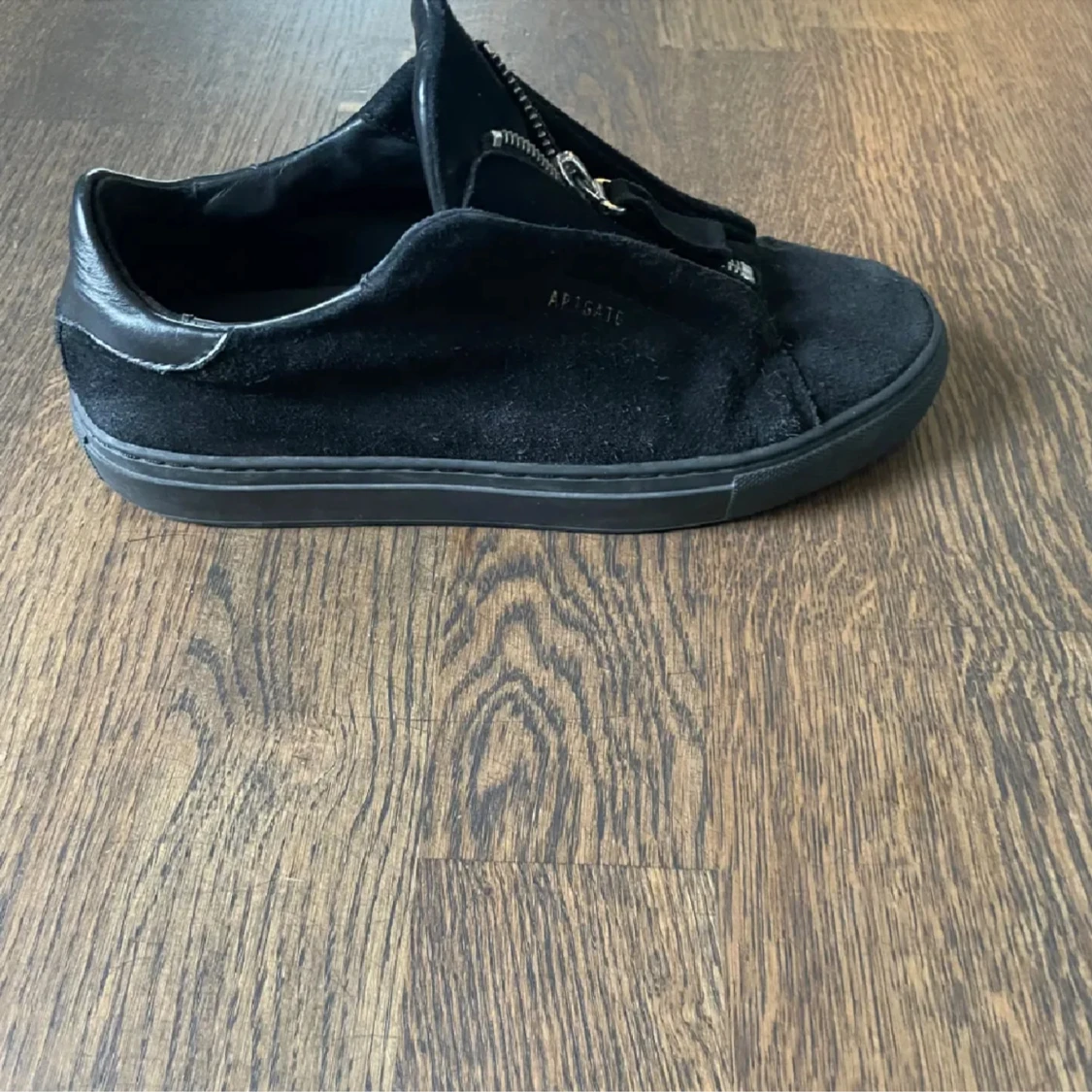 Arigatos laceless zip svart sula - 90