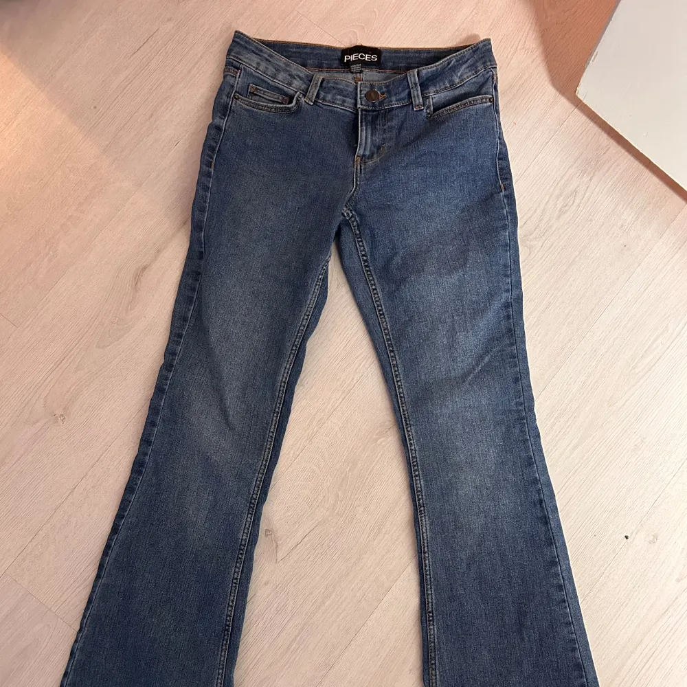 Snygga Lågmidgade blåa jeans, aldrig använda, för stora.. Jeans & Byxor.