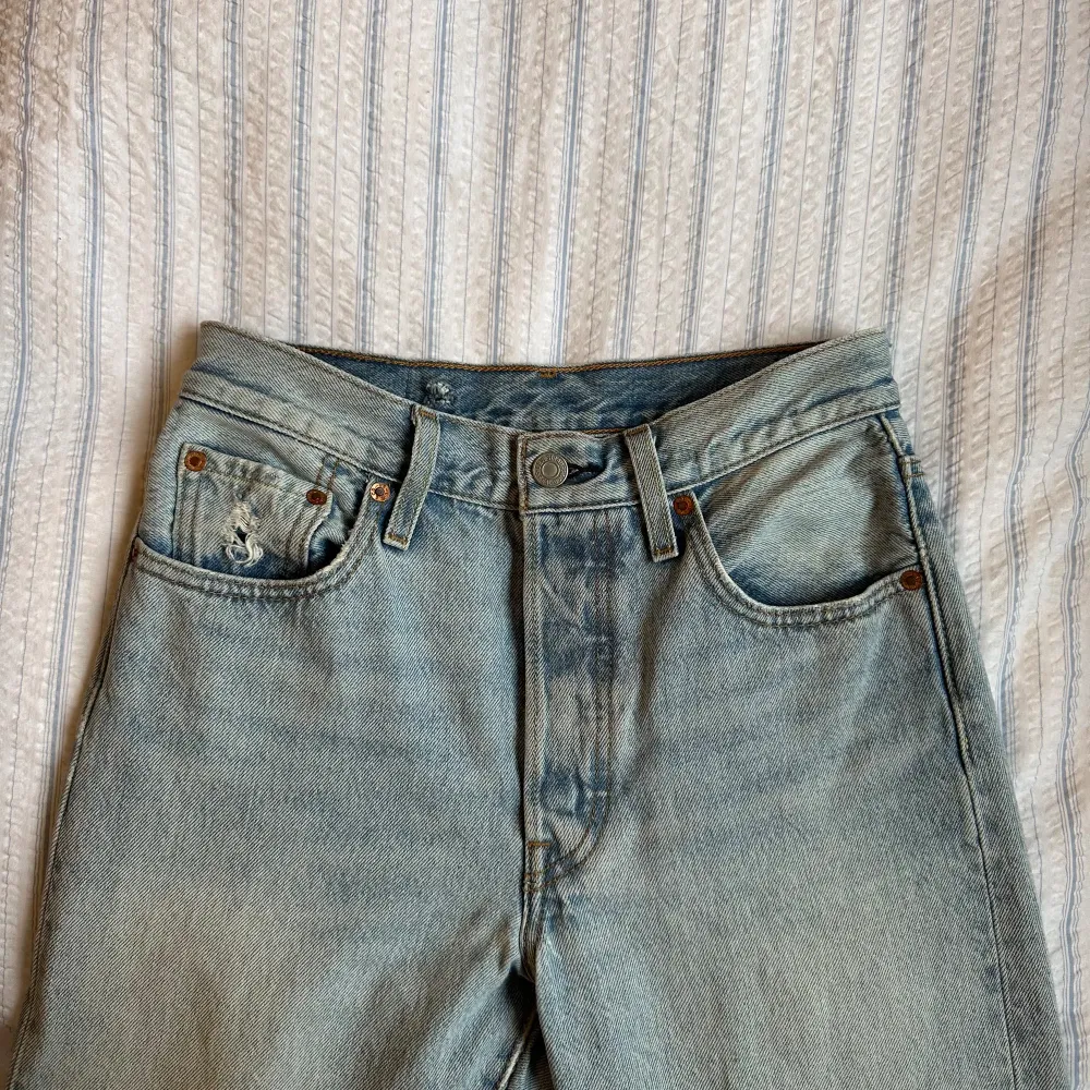 Ljusblåa Levi’s jeans i modellen 501 straight. W25 L30 Köpa på Plick men passade inte, bilderna är lånade. Sista 3 bilderna har dåligt ljus! Fina i sparsamt använt skick.. Jeans & Byxor.