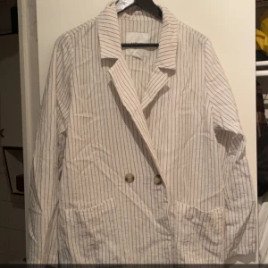 Randig kavaj från monki - Använd en gång. Storlek M men kan passa en liten L också. Lite liten på mig som har XL vanligtvis. 