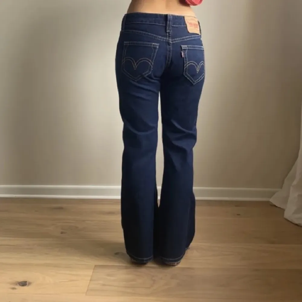 Lågmidjade Levi’s jeans i modellen 927. Använda men inga märkbara skador så näst intill nyskick. Midjemåttet är 80cm och innerbenslängden är 74cm Skriv för frågor eller fler bilder. (Lånade bilder hon på bilden är166cm). Jeans & Byxor.