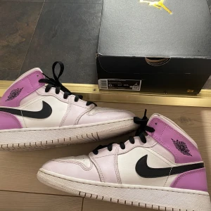 Air jordan 1  - Använda men i bra skick, skriv till mig för fler bilder💕