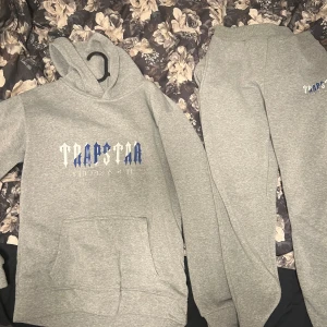 Trapstar mjukis dress  - Ej äkta, Storlek L på båda men den sitter mer som en M! 