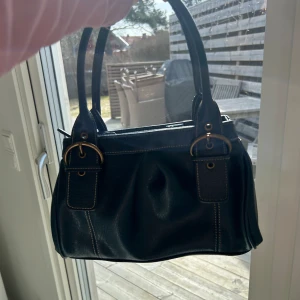 Väska - Så fin väska köpt second hand. Mått 27x19cm, alldeles lagom stor varken för liten eller för stor, i superbra skick💕