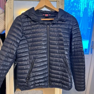 Colmar jacka - Säljer min fina colmar jacka då den blivit för liten för mig!💕 Den har använts en del men har inga defekter utöver ett pyttelitet hål på höger ärm som lätt går att sy igen😊