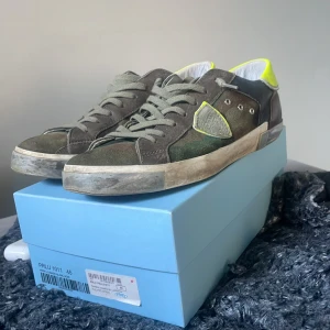 Philippe model  - Säljer nu dessa trendiga Philippe model skor. Skorna är ganska slitna men har fortfarande lite kvar att ge. En del slingar i hälen. Allt og som kvitto, box, dustbag finns så hör av er vid frågor. Pris kan sänkas vid snabb affär!