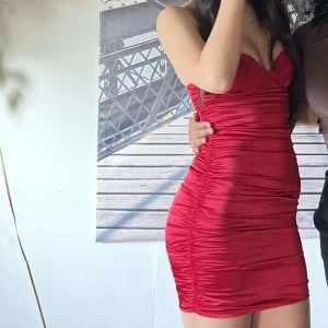 Klänning - Säljer denna fina klänning, som är oanvänd då den är för liten. Köpte den för 600kr men säljer för 300kr