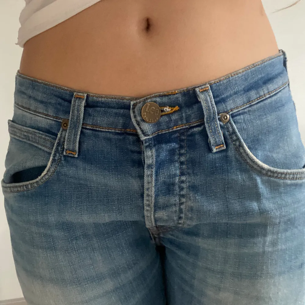 Säljer superfina Lee jeans för dom har blivit för stora i midjan och alltid varit lite långa på mej. Superbra skick. Använda några få gånger!! Skriv privat för flera bilder eller mått💞💞. Jeans & Byxor.