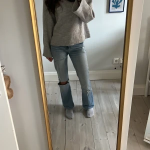 coola/unika mid waist jeans  - super snygga jeans som är mid waist 🥰🐆😇 enda defekt är att de är sytt över på låret men tycker att ser coolt och unikt ut!!!