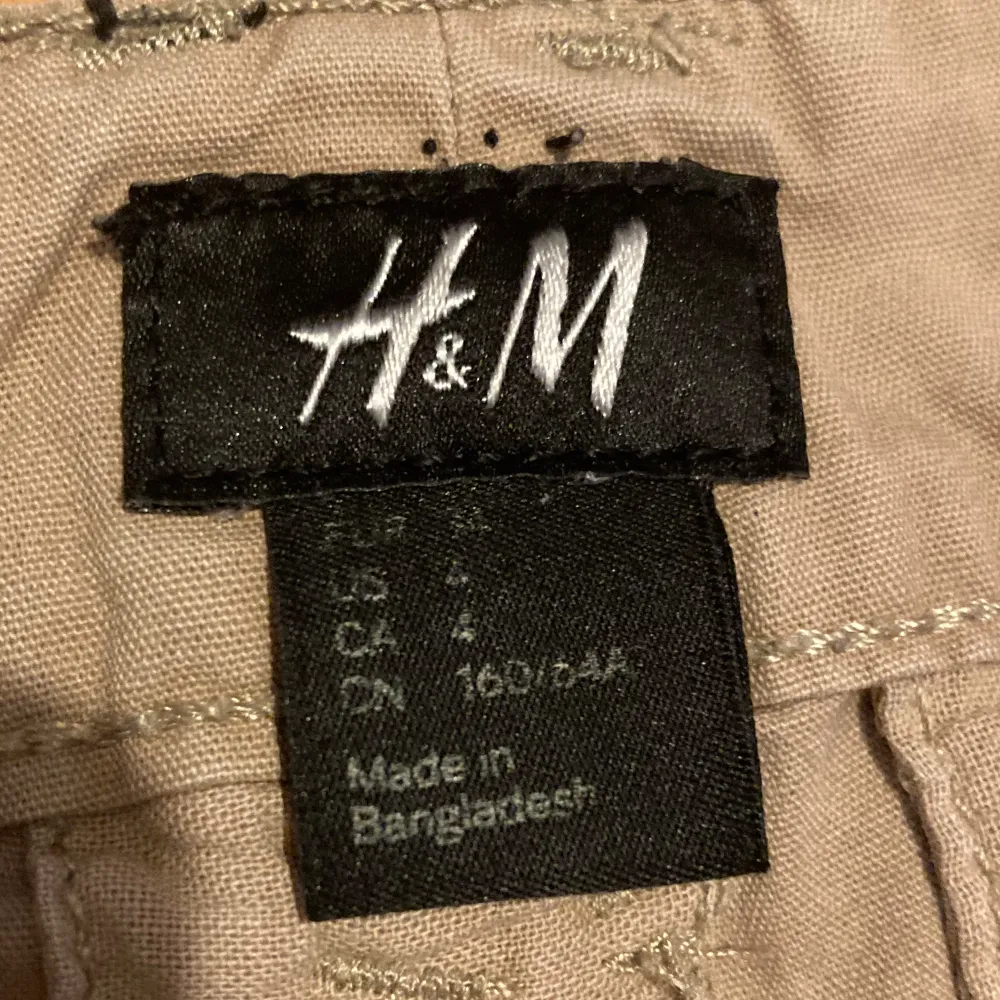 Säljer dessa snygga cargo shorts som är perfekta till sommaren ifrån H&M! 💓 Har inga defekter och är använda fåtal gånger! 💓. Shorts.