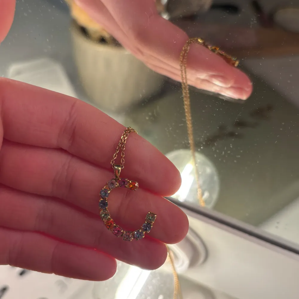 Jättefint halsband från Caroline svedbom med berlocken C. Nytt pris 795kr. Kan mötas upp i Göteborg. Köpare står för frakt. Pris kan diskuteras. Asusteet.