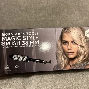 Björn Axén värmeborste  38 mm - Superbra värme borste att få fin och snabb blow out/ lockar med!! Endast testat den en gång, men behöver ej längre för jag fick dyson. Kom gärna med prisförslag ☺️