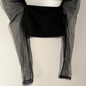 Topp - Svart tröja med puffärm i mesh, aldrig använd, strl xs
