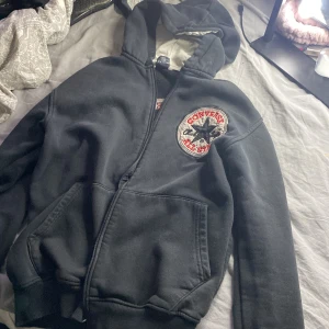 zip up hoodie converse - Säljes pga att den inte längre används. Använd cirka 5 gånger förut och inga konstigheter med den. Lite söndrig vid armen längst ner (se sista bild). Skriv vid intresse 💞