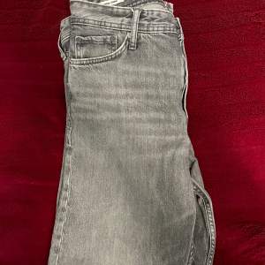 Jeans från Jack and Jones ~ skick 8,5/10 (minimalt synligt hål på knät) ~ använd ett par gånger ~ lite mer baggy stil ~ bra passform runt midjan ~ kontakta för fler bilder och info :)