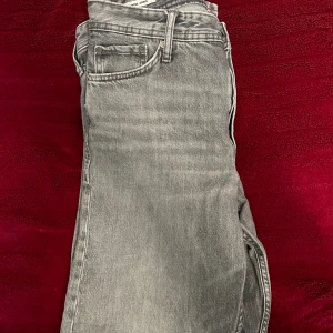 *Bra pris* j&j jeans - Jeans från Jack and Jones ~ skick 8,5/10 (minimalt synligt hål på knät) ~ använd ett par gånger ~ lite mer baggy stil ~ bra passform runt midjan ~ kontakta för fler bilder och info :)