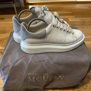 Alexander Mcqueen skor - - Cond 7/10. Mycket liv kvar i dom. - storlek 38, sitter som 39. - Köpta för ca 3700kr. - Box och dustbag finns