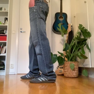 Vintage Jeans - Säljer dessa feta jeans från HTT. Väldigt snygg fade samt unikt mönster. Använda varsamt men har nästan inget tecken på användning. Ett par riktigt schyssta jeans. Mått: Midja tvärs över: 41 cm, total längd: 114 cm, innerbenslängd: 84 cm. 