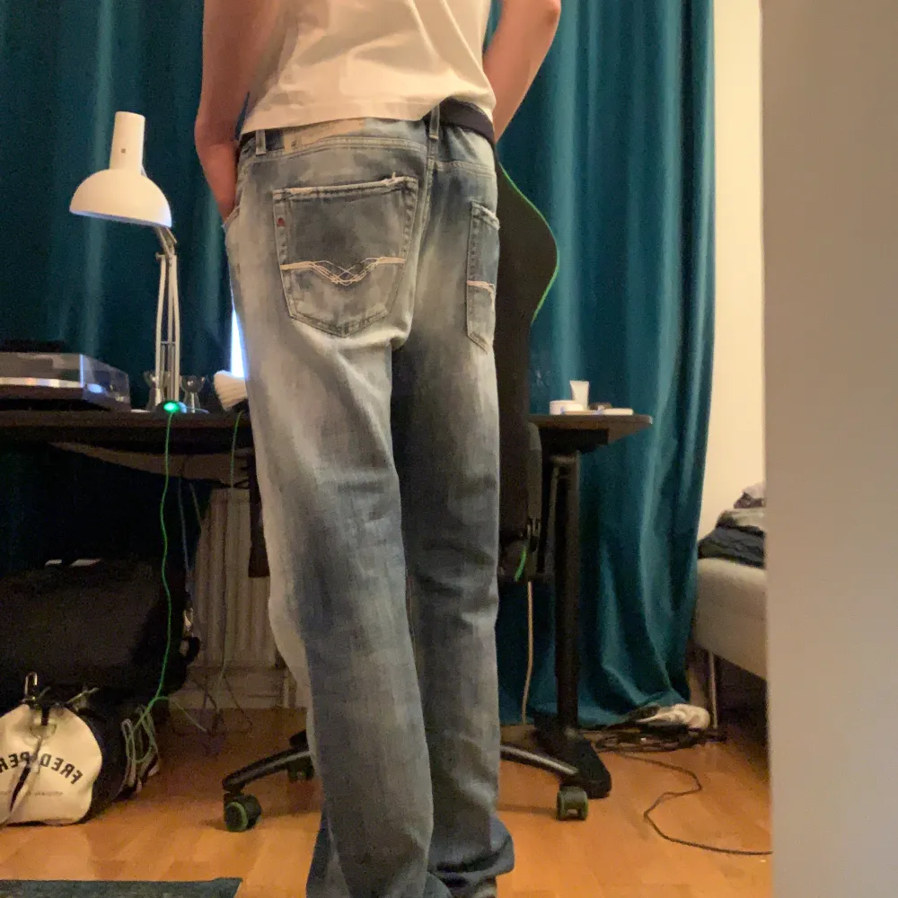 Säljer nu mina vintage Replay jeans. Modellen är Jennon med en snygg fade. Straight jeans utan några skavanker alltså ett par riktigt feta byxor. Mått: Midja tvärs över: 46 cm, total längd: 106 cm, innerbenslängd: 80 cm.. Jeans & Byxor.
