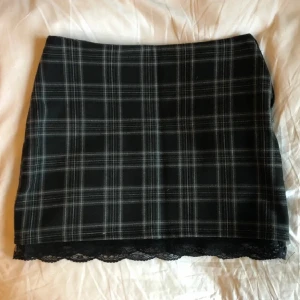 Rutig kjol - fint skick, säljer det eftersom den inte passar längre:)