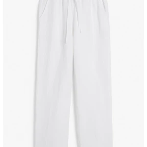 Linnebyxor - Supersnygga linnebyxor från Kappahl. Kom med egna bud😇 Bara att höra av sig vid frågor och funderingar, kan även skicka fler bilder privat. Köparen står för frakten kan eventuellt mötas upp i Stockholmsområdet