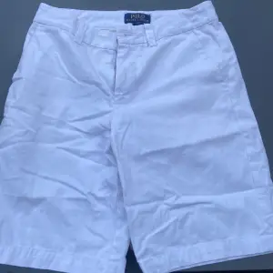 Säljer ett par snygga shorts som bara är använda ett par gånger. Säljer för att de var för små. Ny pris 1,2k. Pris går att diskutera