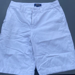 Ralph lauren shorts - Säljer ett par snygga shorts som bara är använda ett par gånger. Säljer för att de var för små. Ny pris 1,2k. Pris går att diskutera