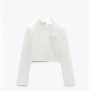 Croppad kavaj/jacka från Zara - Vit croppad kavaj/jacka från Zara i strl s. Nyskick! 