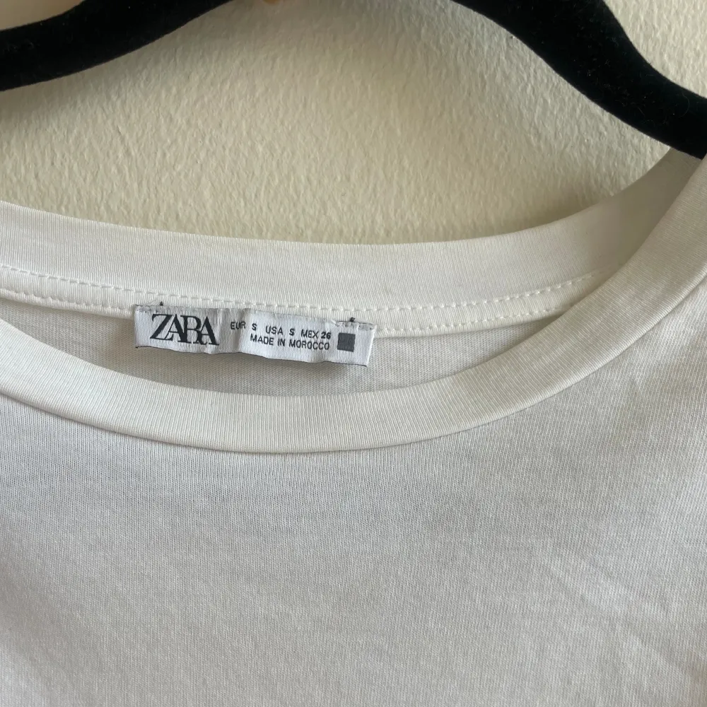 Kroppar vit sommartopp från Zara med puff-armar💗 Tröjan är inte mycket användning därför i mycket bra skick. Dm för fler foton eller frågor💕. Toppar.