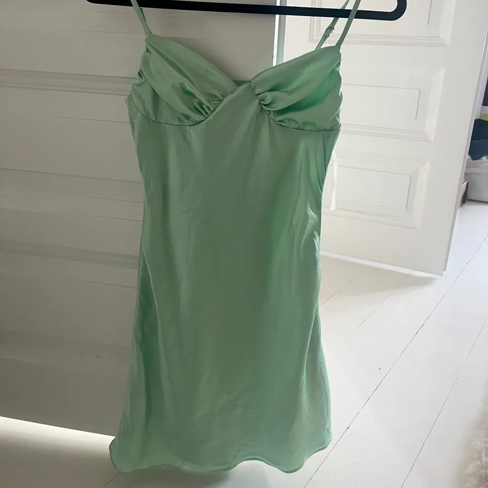 Grön siden klänning som är köpt i Cypern💗 har tyvärr blivit för liten på mig . Klänningar.
