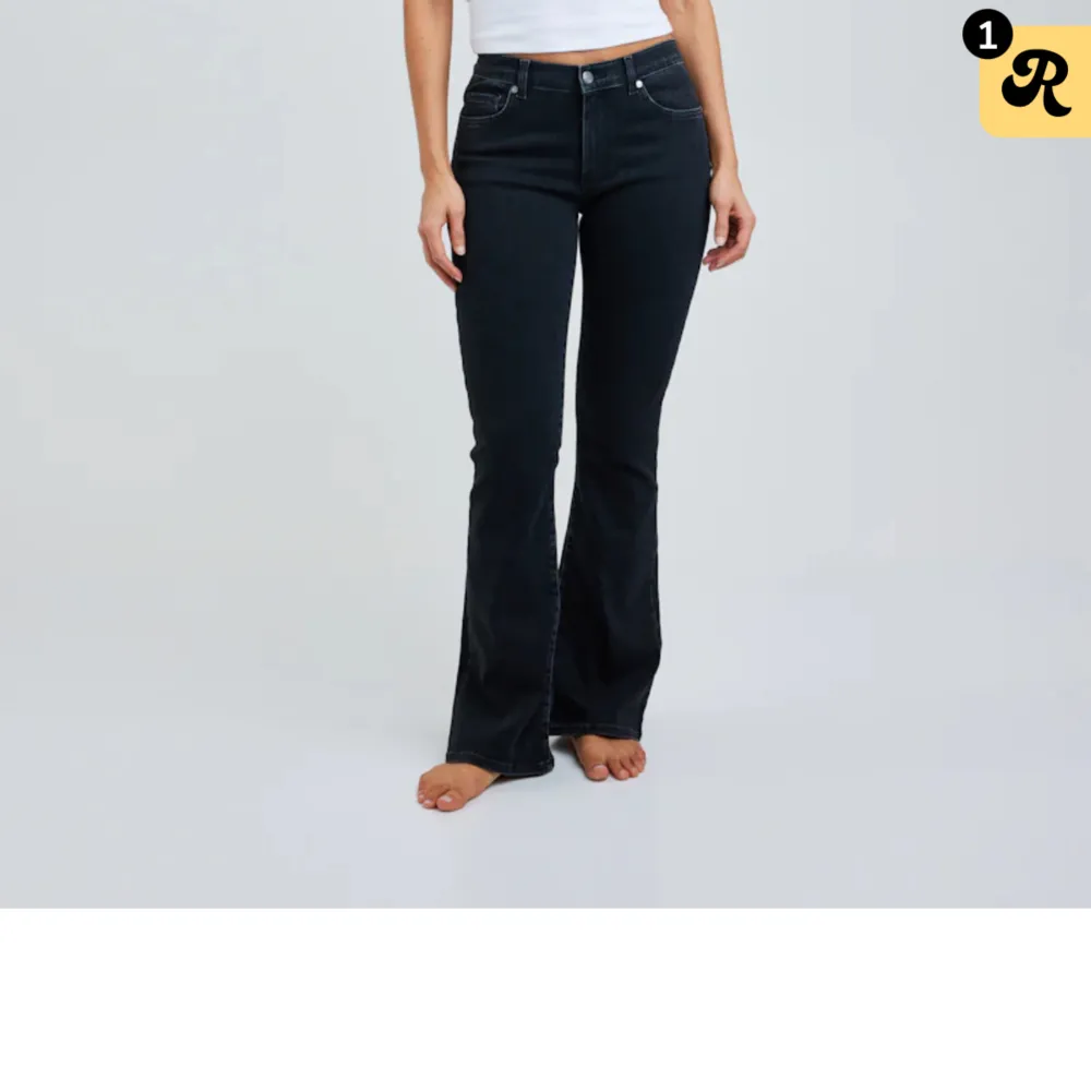 säljer ett par svarta lågmidjade jeans som är supersnygga men tyvärr inte används längre. de har inga defekter på sig och är köpta för 599 kr. Jeans & Byxor.