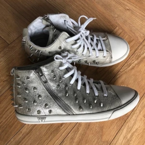 Guess Skor med nitar  - Jätte coola skor perfekt till sommarn