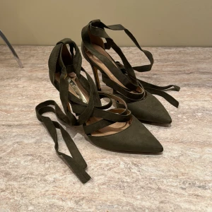 Klackar  - superfina klackar i storlek 38/39 används inte så jag ej kan gå i klackar tyvärr💖